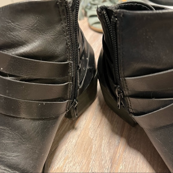 🦋2/$15🦋 Black Moto Booties - Picture 4 of 5